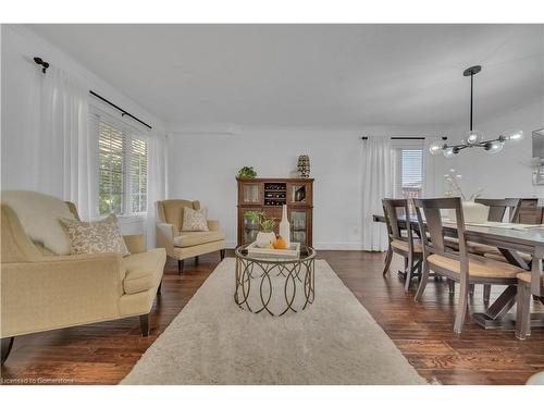 15 Yarrow Court, Kitchener, ON - Indoor Photo Showing Living Room