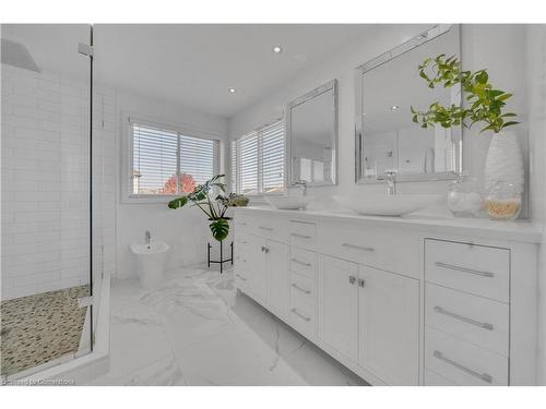 15 Yarrow Court, Kitchener, ON - Indoor Photo Showing Bathroom