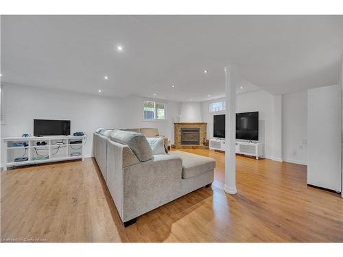 15 Yarrow Court, Kitchener, ON - Indoor Photo Showing Living Room