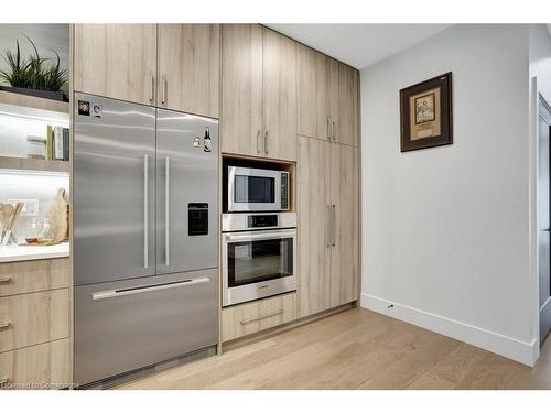 2208 Red Thorne Avenue, London, ON - Indoor Photo Showing Kitchen