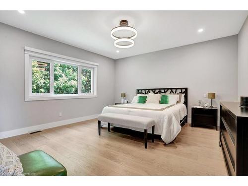 2208 Red Thorne Avenue, London, ON - Indoor Photo Showing Bedroom