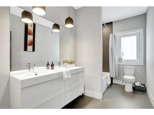 2208 Red Thorne Avenue, London, ON - Indoor Photo Showing Bathroom