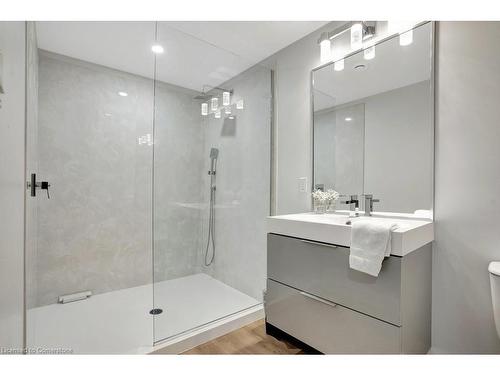 2208 Red Thorne Avenue, London, ON - Indoor Photo Showing Bathroom