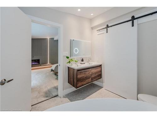 39 Newman Drive, Cambridge, ON - Indoor Photo Showing Bathroom