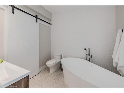 39 Newman Drive, Cambridge, ON - Indoor Photo Showing Bathroom