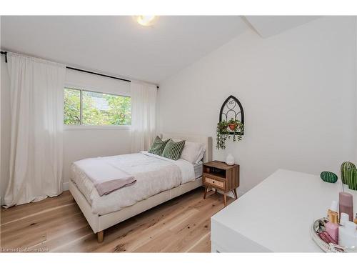 39 Newman Drive, Cambridge, ON - Indoor Photo Showing Bedroom