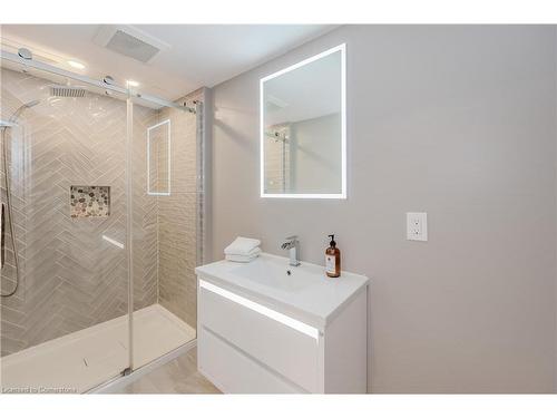 39 Newman Drive, Cambridge, ON - Indoor Photo Showing Bathroom