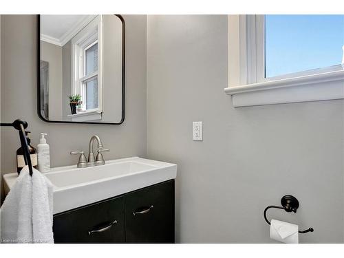 58 Churchill Drive, Cambridge, ON - Indoor Photo Showing Bathroom