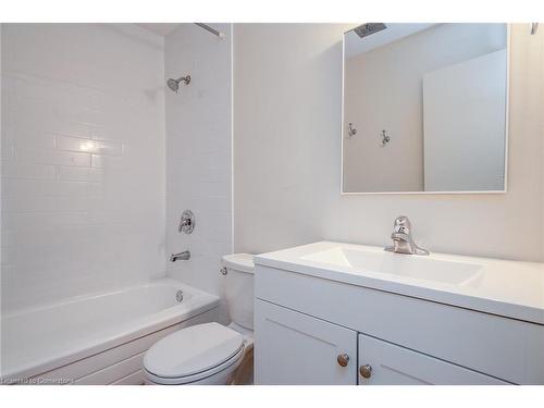 1006-1100 Courtland Avenue E, Kitchener, ON - Indoor Photo Showing Bathroom