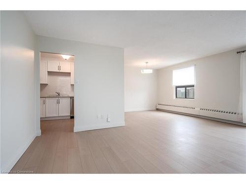 1006-1100 Courtland Avenue E, Kitchener, ON - Indoor Photo Showing Kitchen