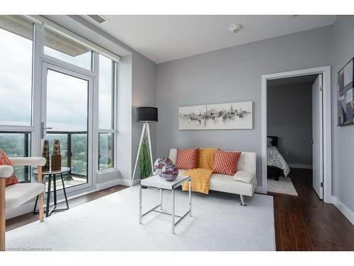 908-100 Garment Street, Kitchener, ON - Indoor Photo Showing Living Room