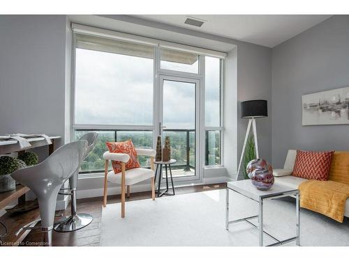 908-100 Garment Street, Kitchener, ON - Indoor Photo Showing Living Room