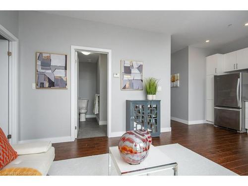 908-100 Garment Street, Kitchener, ON - Indoor Photo Showing Living Room