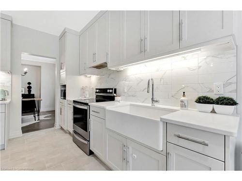 2324 Tokala Trail, London, ON - Indoor Photo Showing Kitchen With Upgraded Kitchen