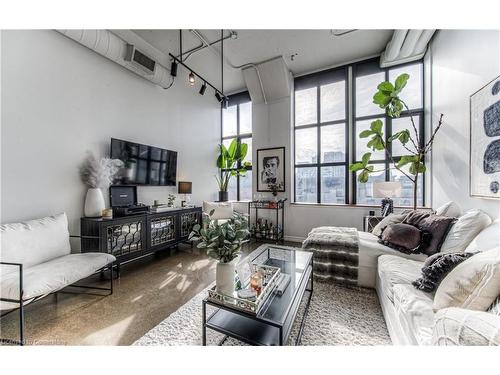 306-404 King Street W, Kitchener, ON - Indoor Photo Showing Living Room