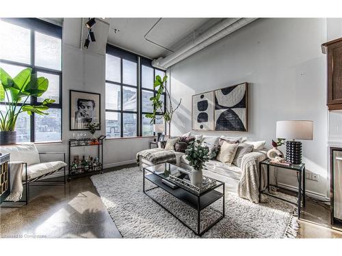 306-404 King Street W, Kitchener, ON - Indoor Photo Showing Living Room