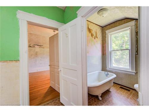 15 Chisholm Street, Cambridge, ON - Indoor Photo Showing Bathroom