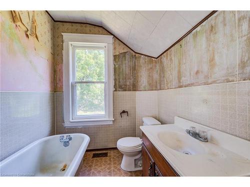 15 Chisholm Street, Cambridge, ON - Indoor Photo Showing Bathroom