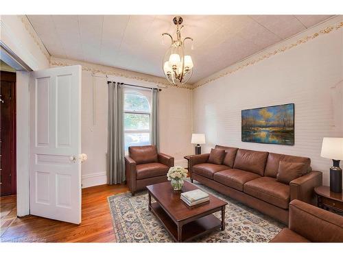 15 Chisholm Street, Cambridge, ON - Indoor Photo Showing Living Room