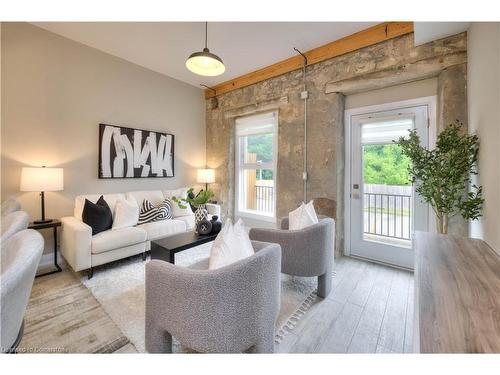 121-25 Concession Street, Cambridge, ON - Indoor Photo Showing Living Room