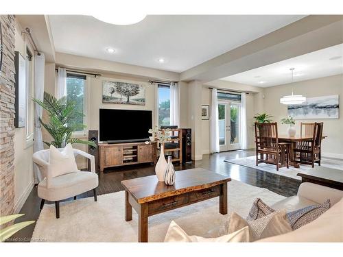 326 Thomas Slee Drive, Kitchener, ON - Indoor Photo Showing Living Room