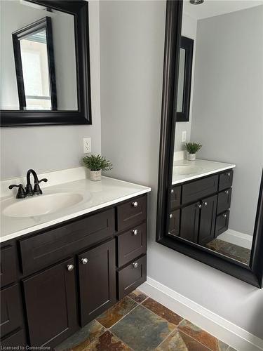 25 John Street, Cambridge, ON - Indoor Photo Showing Bathroom