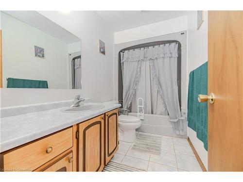 11 Patricia Avenue, Cambridge, ON - Indoor Photo Showing Bathroom