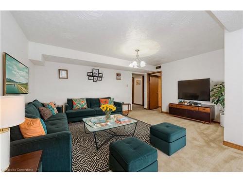 11 Patricia Avenue, Cambridge, ON - Indoor Photo Showing Living Room