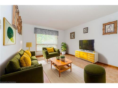 11 Patricia Avenue, Cambridge, ON - Indoor Photo Showing Living Room