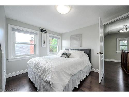 223 Lancaster Street W, Kitchener, ON - Indoor Photo Showing Bedroom