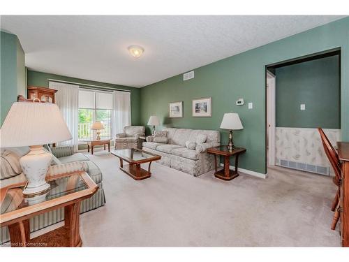 22-50 Midland Drive, Kitchener, ON - Indoor Photo Showing Living Room