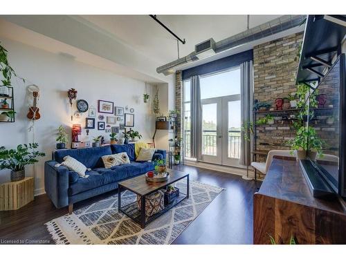 605-120 Mansion Street, Kitchener, ON - Indoor Photo Showing Living Room