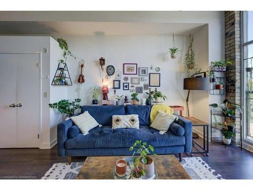 605-120 Mansion Street, Kitchener, ON - Indoor Photo Showing Living Room