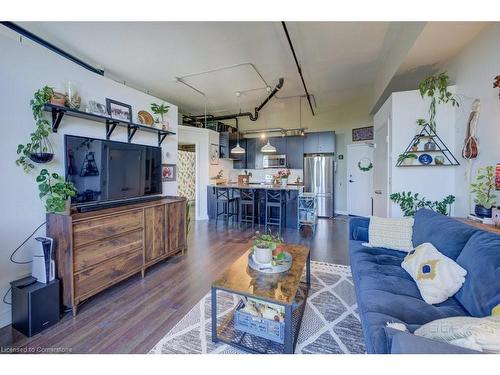 605-120 Mansion Street, Kitchener, ON - Indoor Photo Showing Living Room