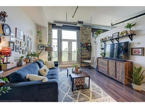 605-120 Mansion Street, Kitchener, ON - Indoor Photo Showing Living Room