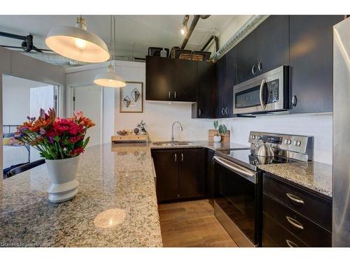 605-120 Mansion Street, Kitchener, ON - Indoor Photo Showing Kitchen