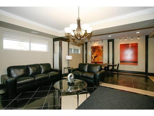 803-539 Belmont Avenue W, Kitchener, ON - Indoor Photo Showing Living Room