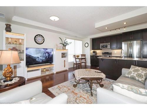 803-539 Belmont Avenue W, Kitchener, ON - Indoor Photo Showing Living Room