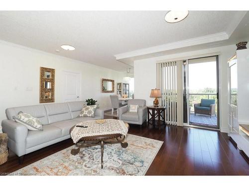 803-539 Belmont Avenue W, Kitchener, ON - Indoor Photo Showing Living Room