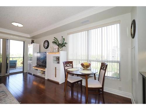 803-539 Belmont Avenue W, Kitchener, ON - Indoor Photo Showing Dining Room