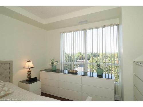 803-539 Belmont Avenue W, Kitchener, ON - Indoor Photo Showing Bedroom