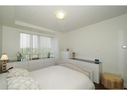 803-539 Belmont Avenue W, Kitchener, ON - Indoor Photo Showing Bedroom