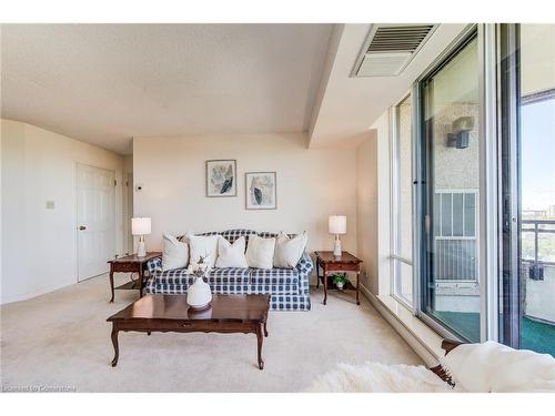 1807-6 Willow Street, Waterloo, ON - Indoor Photo Showing Living Room