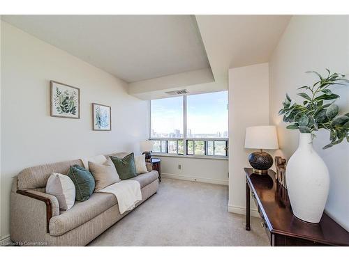 1807-6 Willow Street, Waterloo, ON - Indoor Photo Showing Living Room