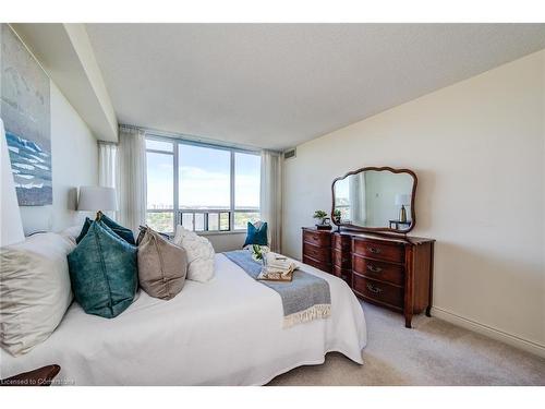 1807-6 Willow Street, Waterloo, ON - Indoor Photo Showing Bedroom