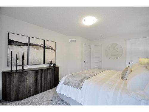 32-60 Light Drive, Cambridge, ON - Indoor Photo Showing Bedroom