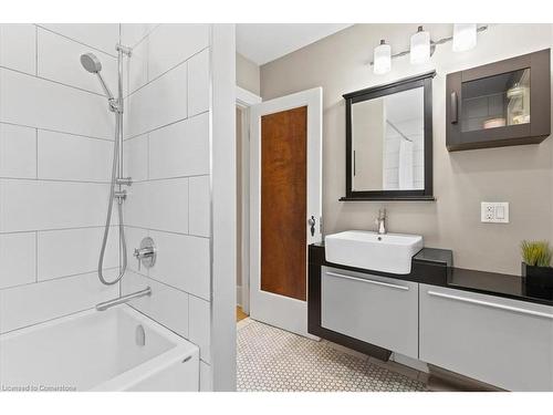 19 Homewood Avenue, Kitchener, ON - Indoor Photo Showing Bathroom