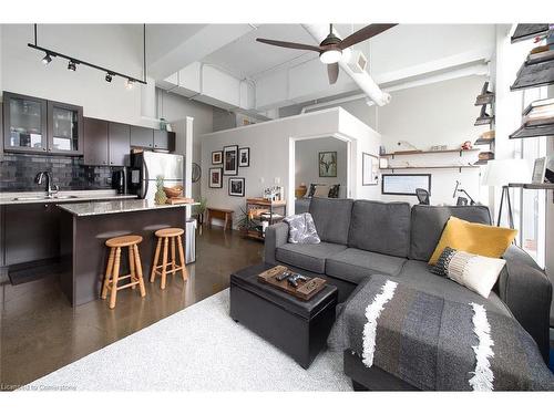 417-404 King Street W, Kitchener, ON - Indoor Photo Showing Living Room