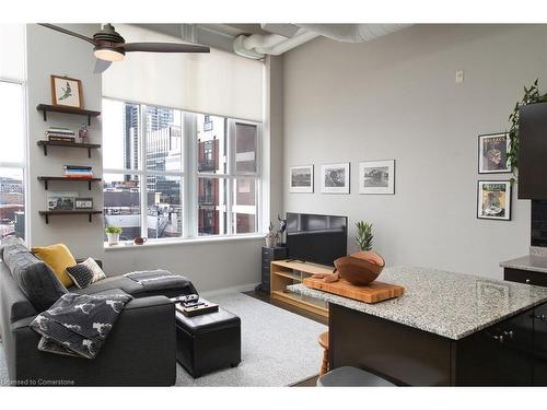 417-404 King Street W, Kitchener, ON - Indoor Photo Showing Living Room