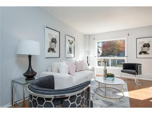 712 Paris Boulevard, Waterloo, ON - Indoor Photo Showing Living Room